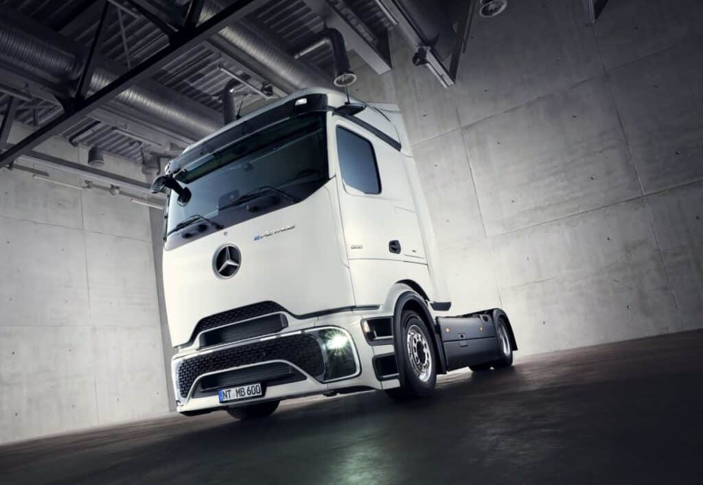 Kabina Mercedes-Benz eActros 600 Lowliner s moderní výbavou pro řidiče