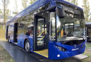 Un moderno autobus alimentato a idrogeno è diretto a Praga