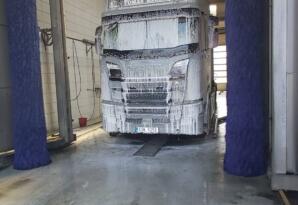 Mytí kamionů a tahačů u dálnice D1